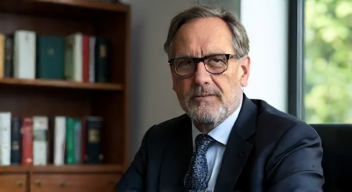 Ich bin Dr. Klaus Becker, Ökonom (8/10)