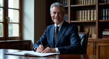 Ich bin Dr. Klaus Meier, Experte für Prozessrecht (2/10)